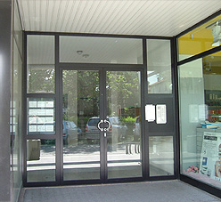 Serramenti in acciaio WIND-BLOCK inggressi condominiali