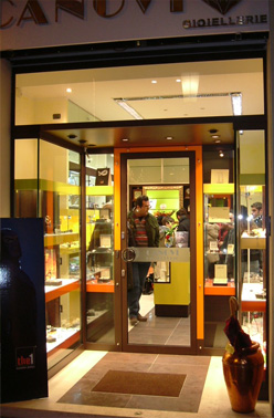 Serramenti in acciaio WIND-BLOCK vetrine per negozi